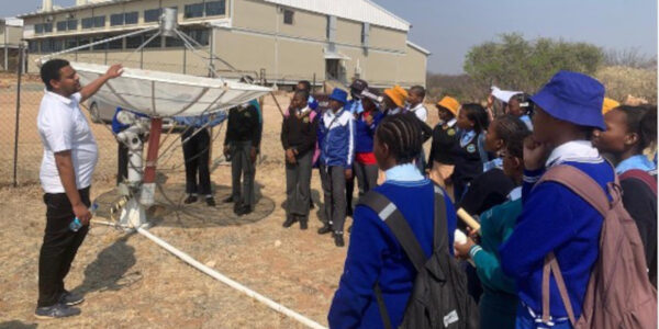 L'équipe de développement de l'astronomie de l'Université internationale des sciences et technologies du Botswana (BIUST) a accueilli des filles excellant dans les mathématiques et les sciences et leur a fait visiter l'interféromètre à deux éléments de la BIUST