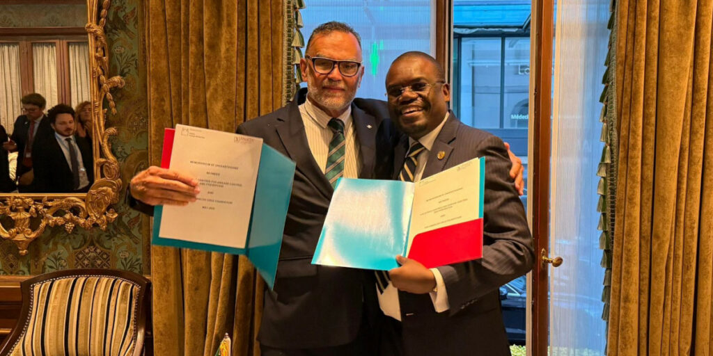 Le Dr Mario Santos Moreira, président de Fiocruz (à gauche), et le Dr Jean Kaseya, directeur général de l'Africa CDC, ont signé un accord