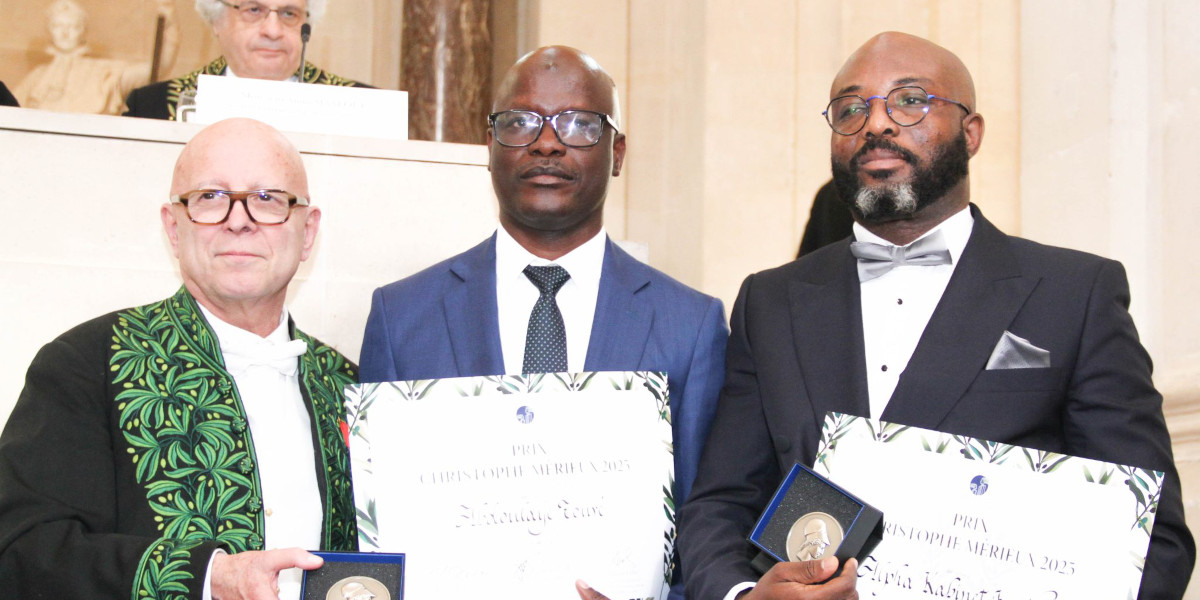 Antoine Triller, permanent secretary of the French Academy of Sciences, presented the Christophe Mérieux Prize to Abdoulaye Touré (center) and Alpha Kabinet Keita (right) (Photo: @LeBagou / UniverSciences)