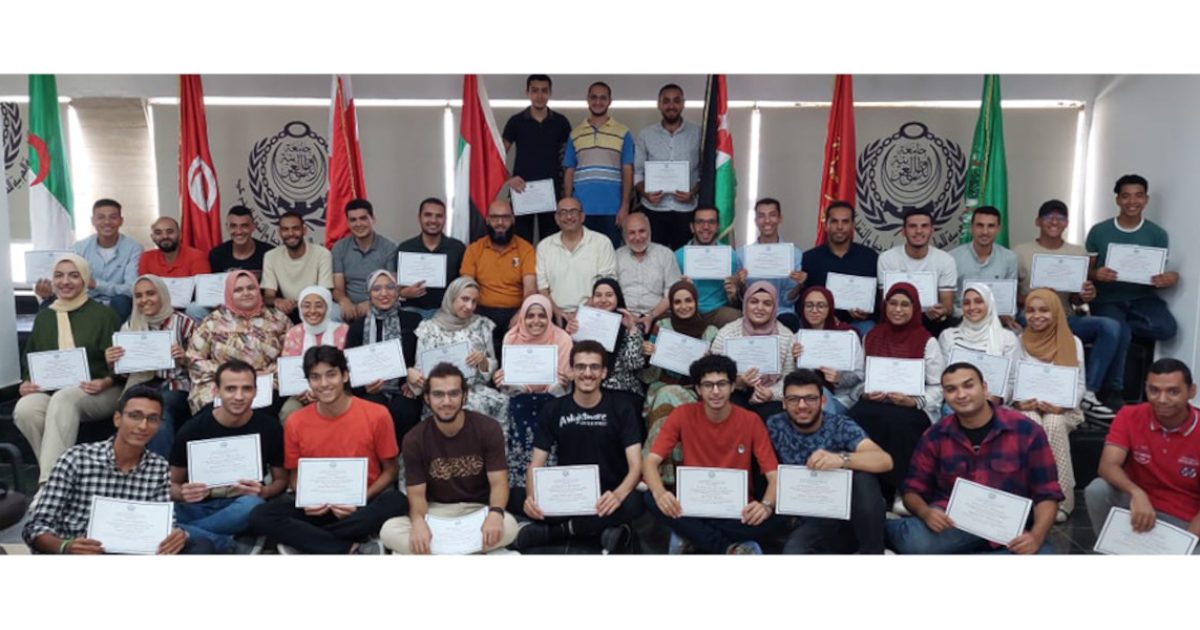 Les participants au 5e cours d'été sur les bases de la physique des plasmas, avec leurs certificats de participation, et les enseignants (Photo : EGYPlasma)