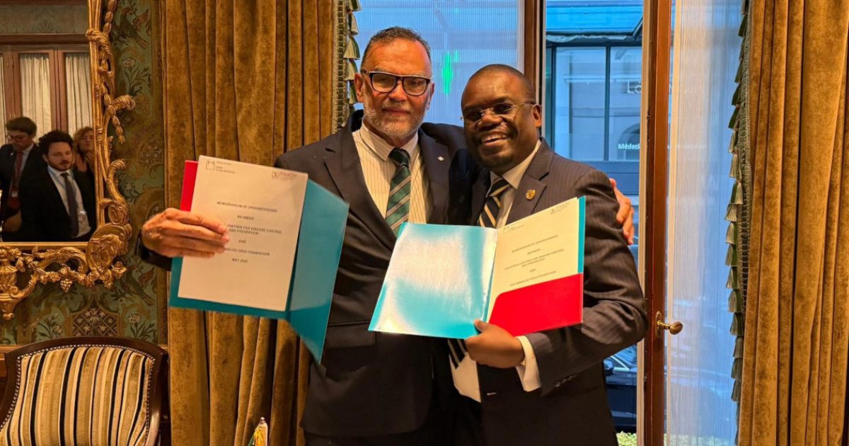 Le Dr Mario Santos Moreira, président de Fiocruz (à gauche), et le Dr Jean Kaseya, directeur général de l'Africa CDC, ont signé un accord