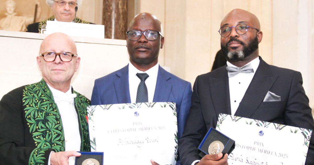 Antoine Triller, secrétaire perpétuel de l'Académie des Sciences française a remis le prix Christophe Mérieux à Abdoulaye Touré (au centre) et Alpha Kabinet Keita (à droite) (Photo : @LeBagou / UniverSciences)